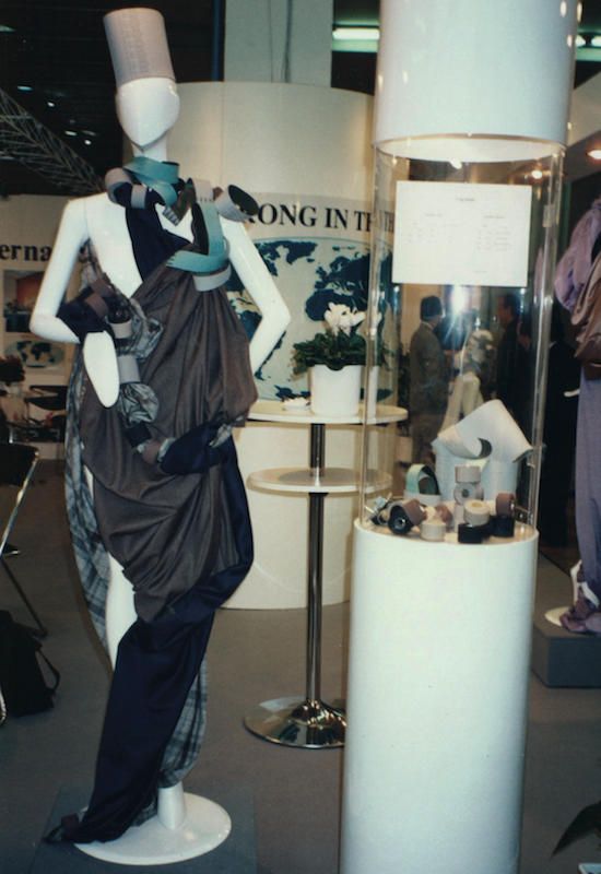 Allestimento stand per azienda meccanica tessile - manichino con foulard di seta