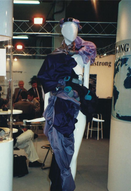 Allestimento stand per azienda meccanica tessile - manichino con tessuti indossati