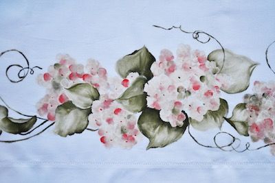 Federa di cuscino bianca decorata con dipinto a mano - fiori di ortensia - tecnica a getto - dettaglio