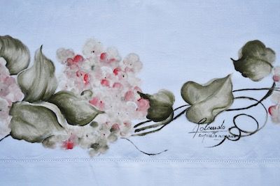 Federa di cuscino bianca decorata dipinta a mano - fiori di ortensie - tecnica getto
