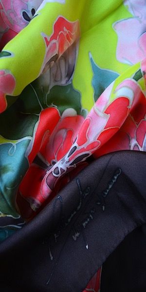 Foulard di seta dipinto a mano con tecnica serti -  anemoni con colori vivaci giallo rosso