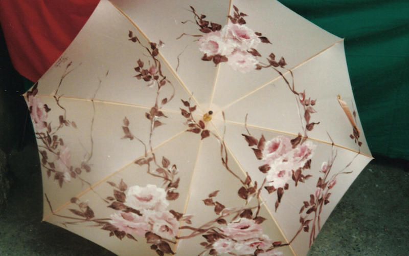 Ombrello decorato a mano - raso di seta con rose e tecniche miste