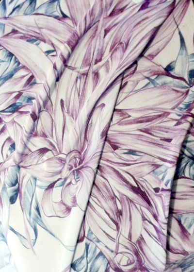 Tessuto dipinto a mano con fiori di dalia viola
