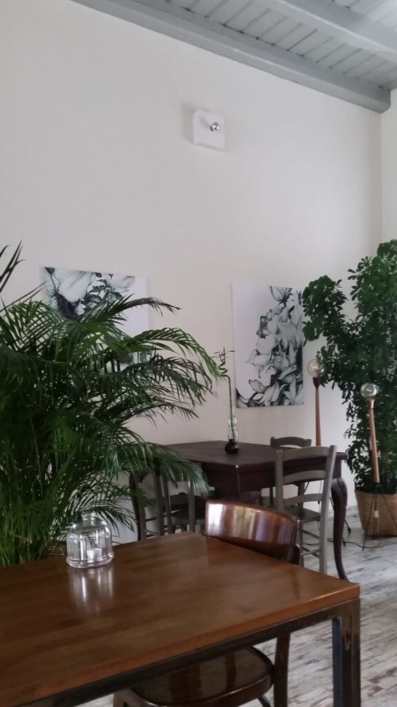 Esposizione quadri dipinti con olio su tela presso Sottocasa Cafè e Bistrot - tavoli